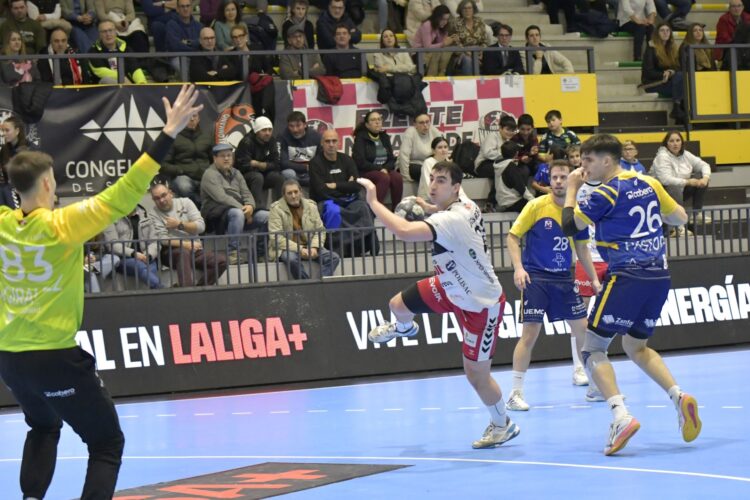 Josu Arzoz busca el lanzamiento en un instante del duelo entre BM Nava y Atlético Valladolid en el Guerreros Naveros./AMADOR MARUGÁN