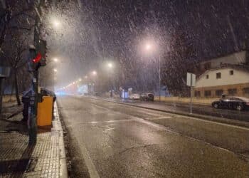 Nieve por la noche en la ciudad de Segovia.