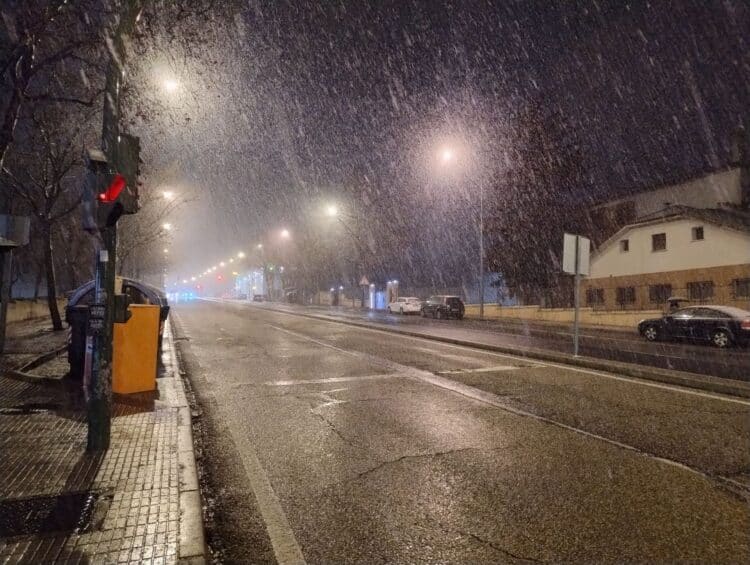 La borrasca Ingrid se deja notar con una intensa nevada en Segovia 1 Nieve por la noche en la ciudad de Segovia.