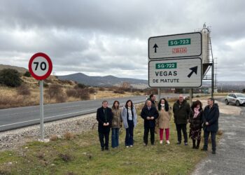 El consejero de Movilidad y Transformación Digital en su visita a la vía en Otero de Herreros / JCYL