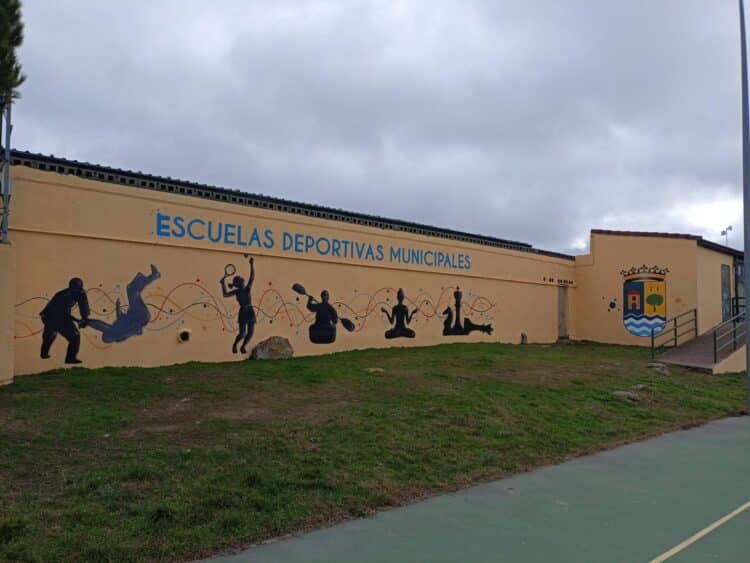 Grafitis en el vallado del campo municipal ‘La Mina’ / RR.SS. AYTO. PALAZUELOS DE ERESMA