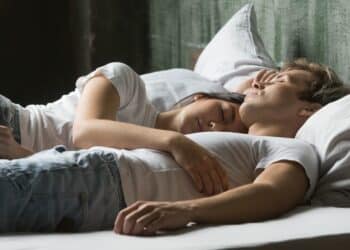 La ciencia lo confirma: así es como afecta a tu descanso dormir abrazado a tu pareja