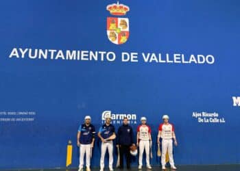 Los jugadores del CP Vallelado y Adurtza antes del encuentro disputado en el frontón Luis Baeza./CP VALLELADO