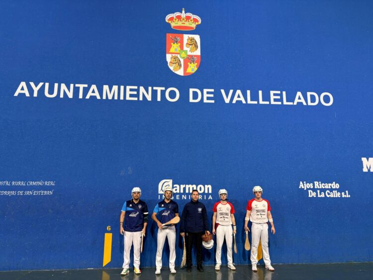 Los jugadores del CP Vallelado y Adurtza antes del encuentro disputado en el frontón Luis Baeza./CP VALLELADO