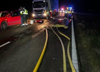 Intervención de los bomberos para acondicionar la vía / DIPUTACIÓN