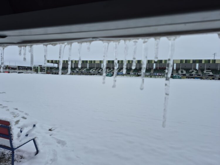 El campo municipal de La Albuera amanece completamente nevado en la jornada del sábado./J.MARTÍN-G.SEGOVIANA