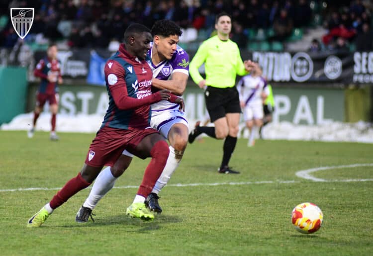 La Segoviana sigue sin despegar 1 Ayán pugna con un rival en el duelo entre Segoviana y Numancia celebrado en La Albuera./J.MARTÍN-G.SEGOVIANA