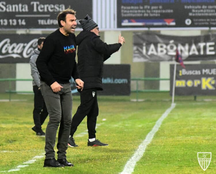 Iñaki Bea da instrucciones desde el banquillos en un instante del duelo entre Segoviana y Lealtad./J.MARTÍN-G.SEGOVIANA