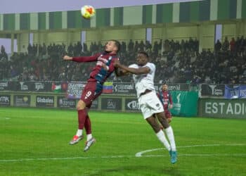 Marc Tenas pugna con un rival por un balón aéreo durante un instante del encuentro entre Segoviana y Lealtad./HÉCTOR CRIADO