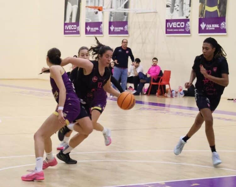 Sanroma en un instante entre Cochinillo Segoviano y CBC Ponce./CD SPORDEPORTE