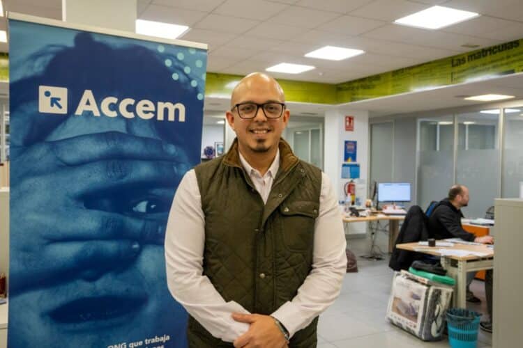 El venezolano Roberto Traspalacio, en la sede de la ong ACCEM en Segovia, a la que le está muy agradecido por la ayuda prestada. / Héctor Criado