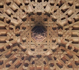 Silvestre Peña: “La vihuela es el hermano pobre en el repertorio de la música antigua” 4 La portada del disco vna pequeñica centella de Silvestre Peña es un artesonado construido por Paco Luis Martos y la fotografía de la portada es de Carlos Jimena.