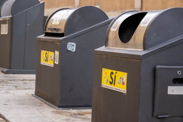 Los ayuntamientos populares exigen que el Gobierno central derogue el tasazo de basuras 1 Contenedores de basura. Héctor Criado.