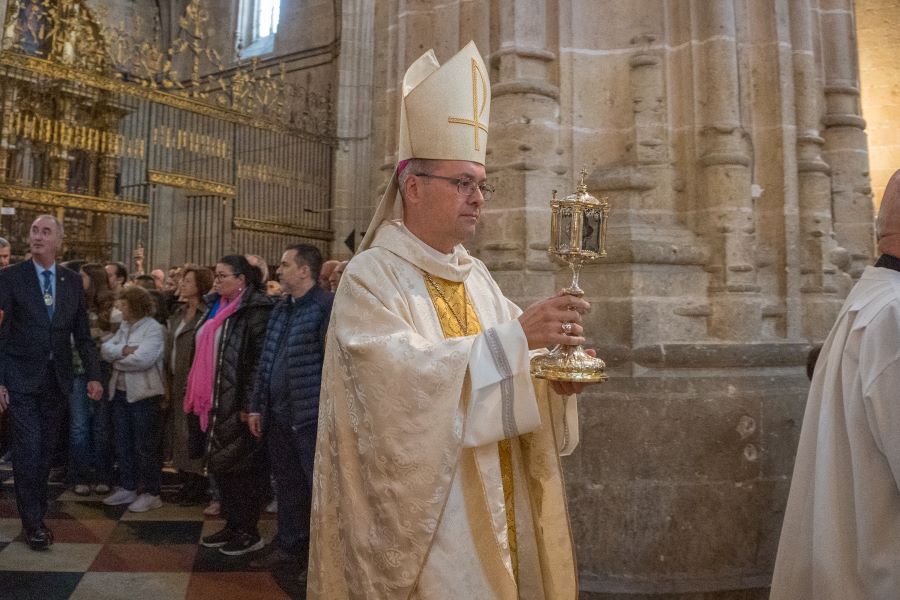 “La acogida ha sido muy buena. Desde el principio he percibido mucha confianza en mi persona” 2 El Obispo de Segovia, Jesús Vidal, en el interior de la Santa Iglesia. / HÉCTOR CRIADO