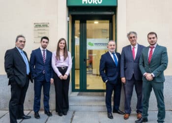 Personal de Gestoría Moro y ‘Exonerados’ en su sede en la calle San Agustín de Segovia. / Héctor Criado