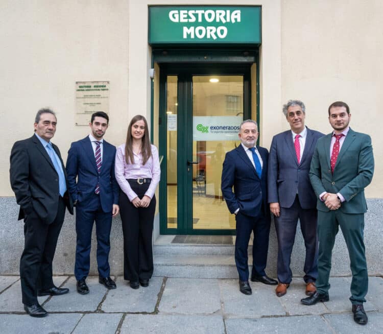 Personal de gestoría Moro y ‘Exonerados’ en su sede en la calle San Agustín de Segovia. / Héctor Criado