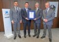 Foto de familia de la firma del certificado social CaixaBank - AENOR.