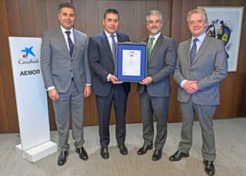 Foto de familia de la firma del certificado social CaixaBank - AENOR.