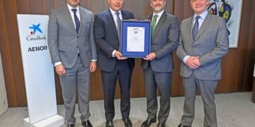 Foto de familia de la firma del certificado social CaixaBank - AENOR.