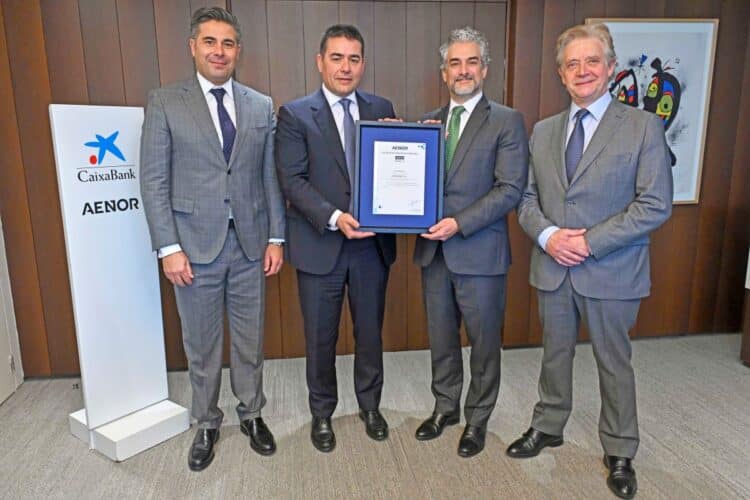 Foto de familia de la firma del certificado social CaixaBank - AENOR.