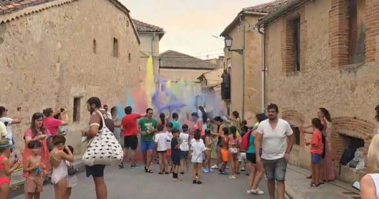 “Me parece un dato anecdótico, del que estamos orgullosos porque se traduce en que somos un pueblo joven y con mucho futuro” asegura el alcalde de Encinillas, Fernando Velasco. / LOURDES G.