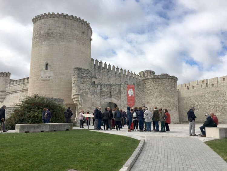 Foto de archivo. Un grupo de turistas realiza una visita al castillo de Cuéllar / E.A.