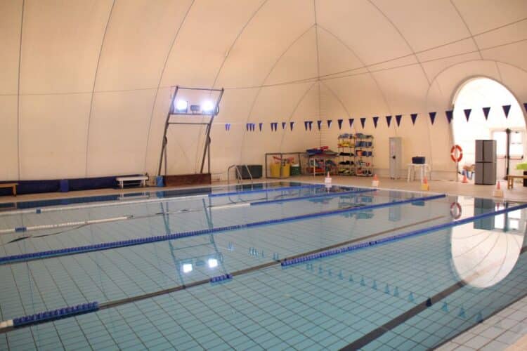 Piscina climatizada de Cuéllar en una fotografía de archivo / E.A.