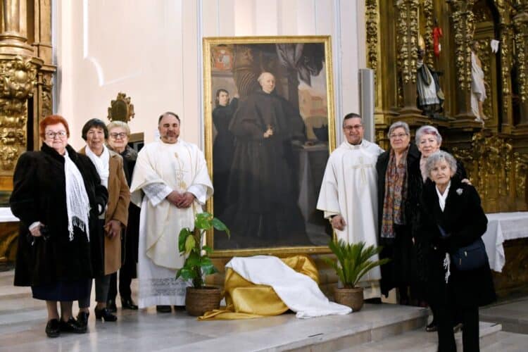 Junta Directiva y sacerdotes ante el cuadro del obispo Sebastián de Arévalo al finalizar la misa /AMADOR AMRUGÁN