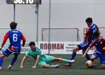 Rubén se duele tras una acción con un jugador del Langreo. / JUAN MARTÍN-G. SEGOVIANA