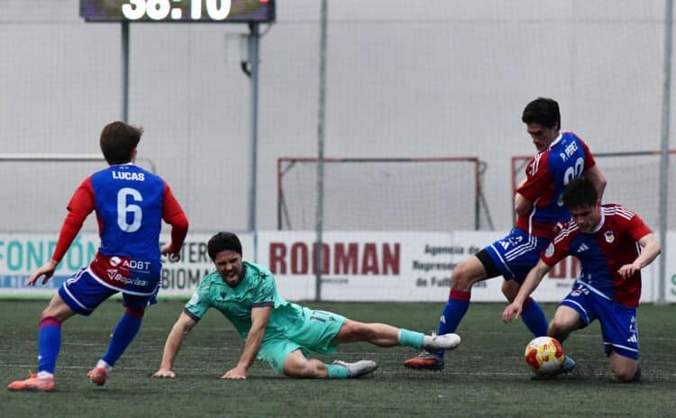 (1-0) La Segoviana se estrella ante su propia impotencia 1 Rubén se duele tras una acción con un jugador del Langreo. / JUAN MARTÍN-G. SEGOVIANA