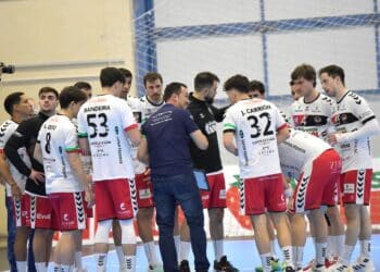 Carlos Villagrán da instrucciones a los jugadores durante un tiempo muerto./ AMADOR MARUGÁN