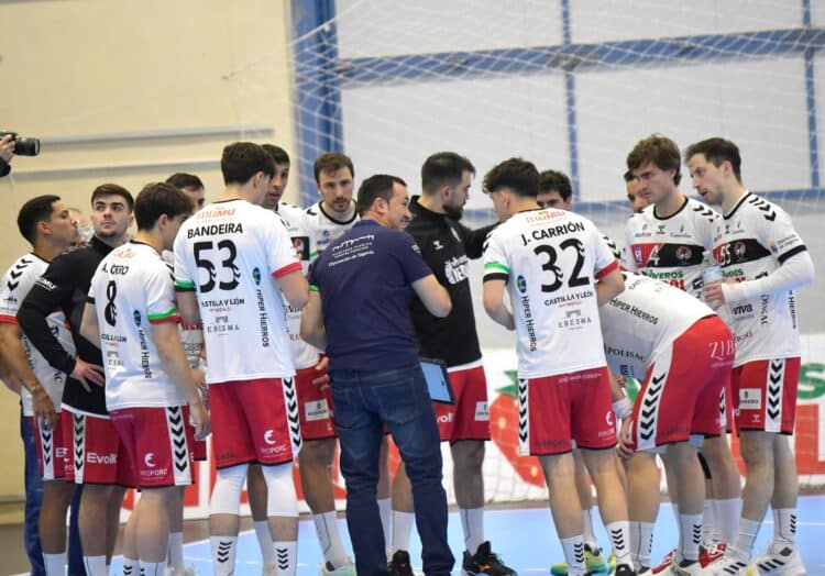 Carlos Villagrán da instrucciones a los jugadores durante un tiempo muerto./ AMADOR MARUGÁN