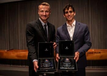 David Llorente (i) junto a Marcus Cooper tras recoger sus galardones como mejores palistas./ RFEP