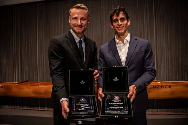David Llorente (i) junto a Marcus Cooper tras recoger sus galardones como mejores palistas./ RFEP