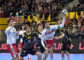 David Fernández intenta el lanzamiento desde los seis metros ante la oposición de la defensa del Tubos Aranda./ AMADOR MARUGÁN