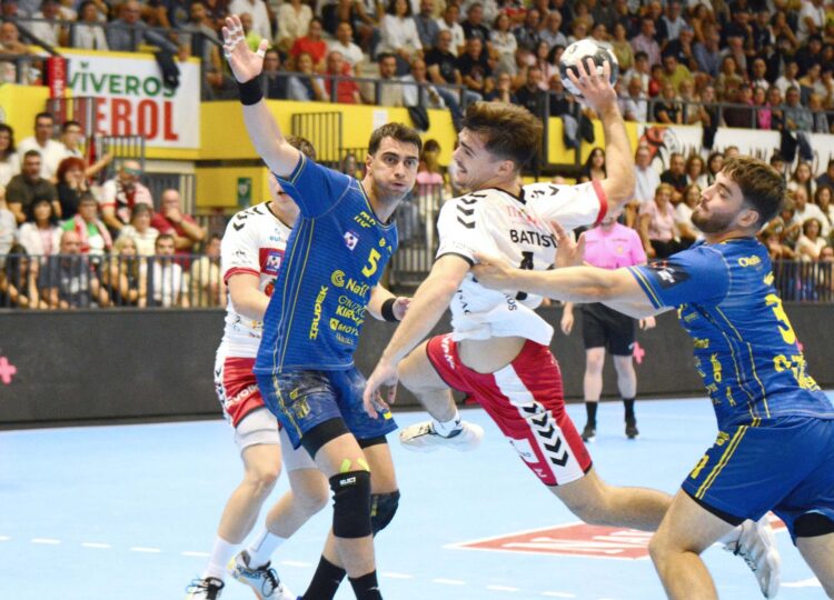 Rui Batista llega hasta los seis metros en el encuentro anterior frente al Bidasoa./ AMADOR MARUGÁN