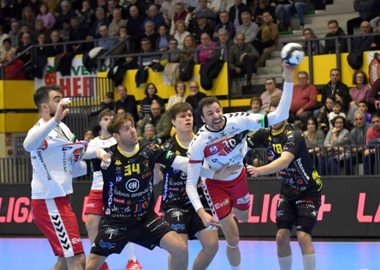 David Fernández intenta el lanzamiento desde los seis metros ante la oposición de la defensa del Tubos Aranda./ AMADOR MARUGÁN