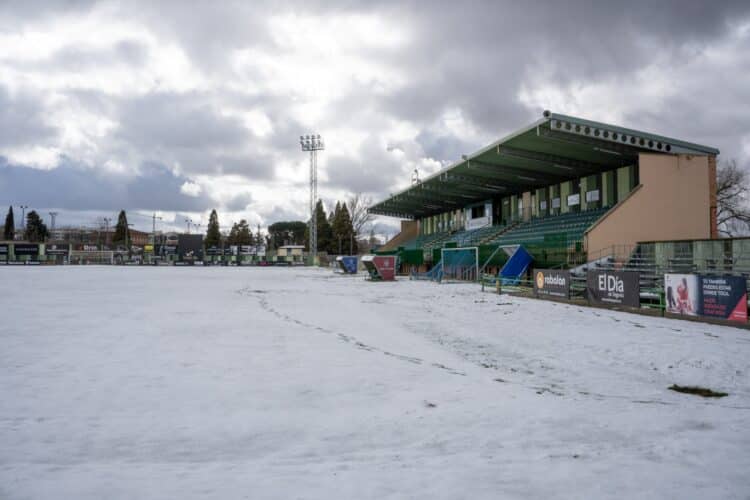 Campo de La Albuera nevado en la mañana del domingo./ HÉCTOR CRIADO