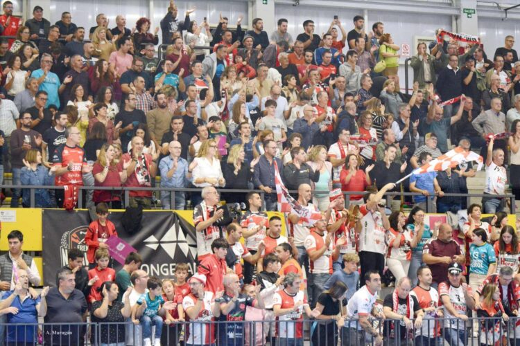 Afición del Balonmano Nava, en el Guerrer@s Naver@s./ AMADOR MARUGÁN