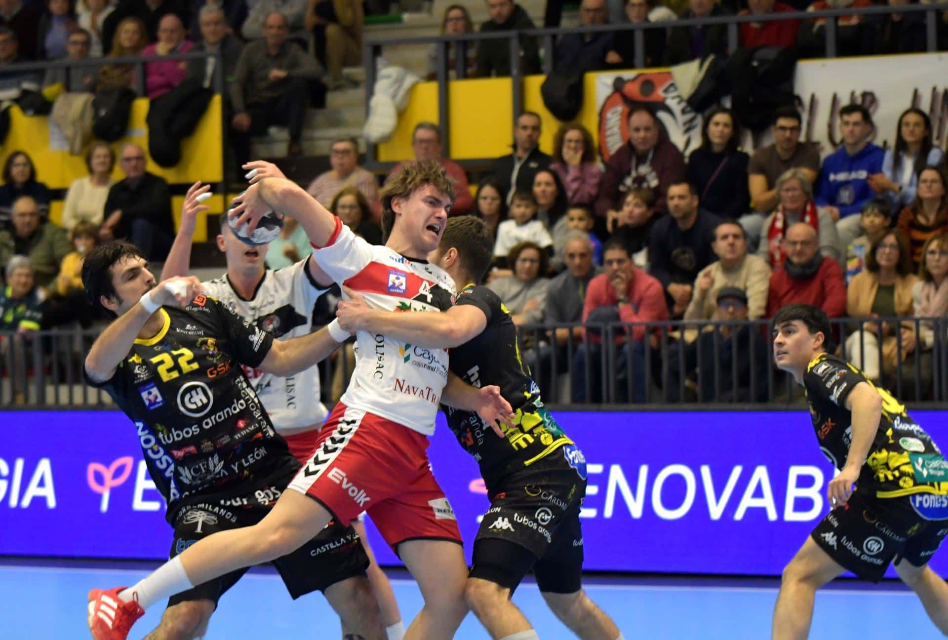 El BM Nava y el Tubos Aranda se reparten los puntos en la montaña rusa (32-32) 3 01 3w