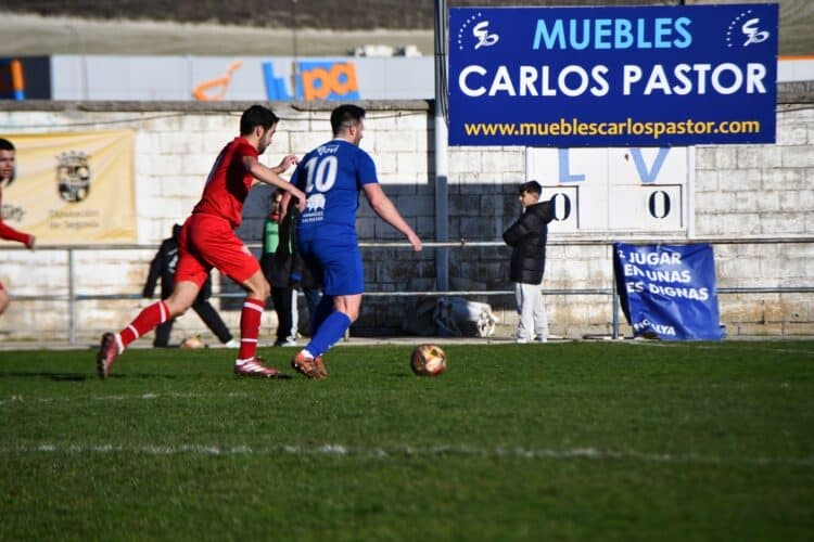Imagen del encuentro jugado en Santa Clara por el Cuéllar Santa Teresa y la Gimnástica Ayllonesa./ DARÍO CACHORRO