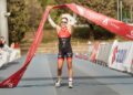 Marina Muñoz entra en la meta como campeona de España de duatlón de media distancia. / FETRI
