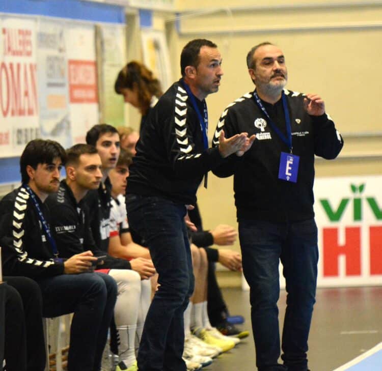 Carlos Villagrán, a la izquierda acompañando a Álvaro Senovilla, en un encuentro del presente curso./ AMADOR MARUGÁN