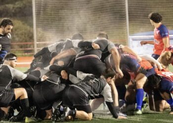 Una melé durante el encuentro que el conjunto segoviano jugó el pasado fin de semana en el campo del San Isidro./ RAC LOBOS
