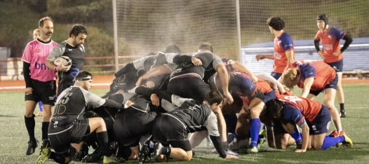 Una melé durante el encuentro que el conjunto segoviano jugó el pasado fin de semana en el campo del San Isidro./ RAC LOBOS