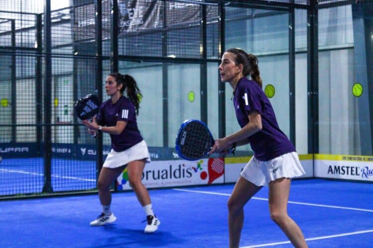 Silvia Ávila y Ángela Jiménez, durante uno de los encuentros jugados en Padelzone. / DIPUTACIÓN