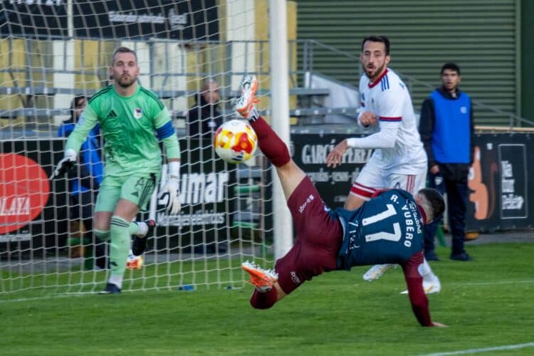Rubén intenta un remate acrobático durante el partido de la primera vuelta ante el Langreo./ HÉCTOR CRIADO