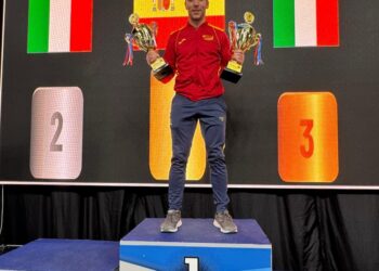 Sergio de Diego, con los dos trofeos en el primero cajón del podio./ C. VICTORIA