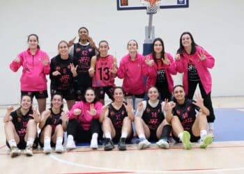 Las jugadoras del conjunto segoviano celebran su victoria en la pista leonesa./ SPORDEPORTE