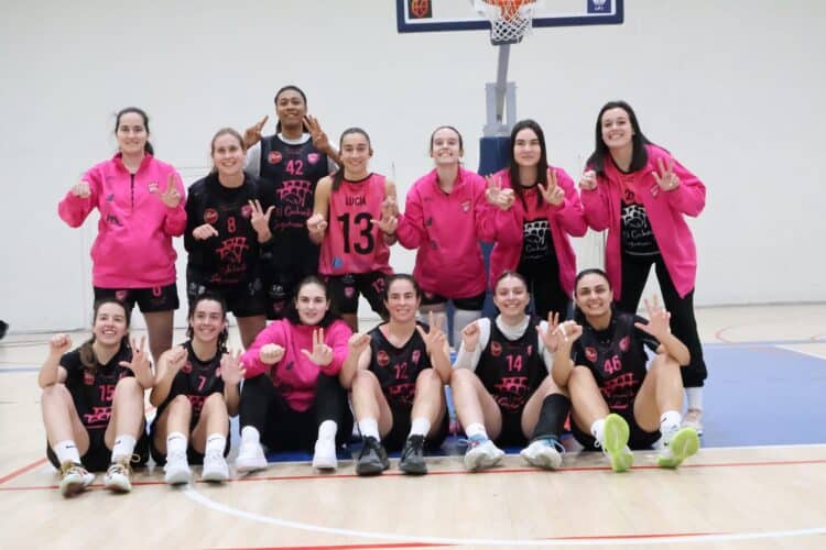 Las jugadoras del conjunto segoviano celebran su victoria en la pista leonesa./ SPORDEPORTE